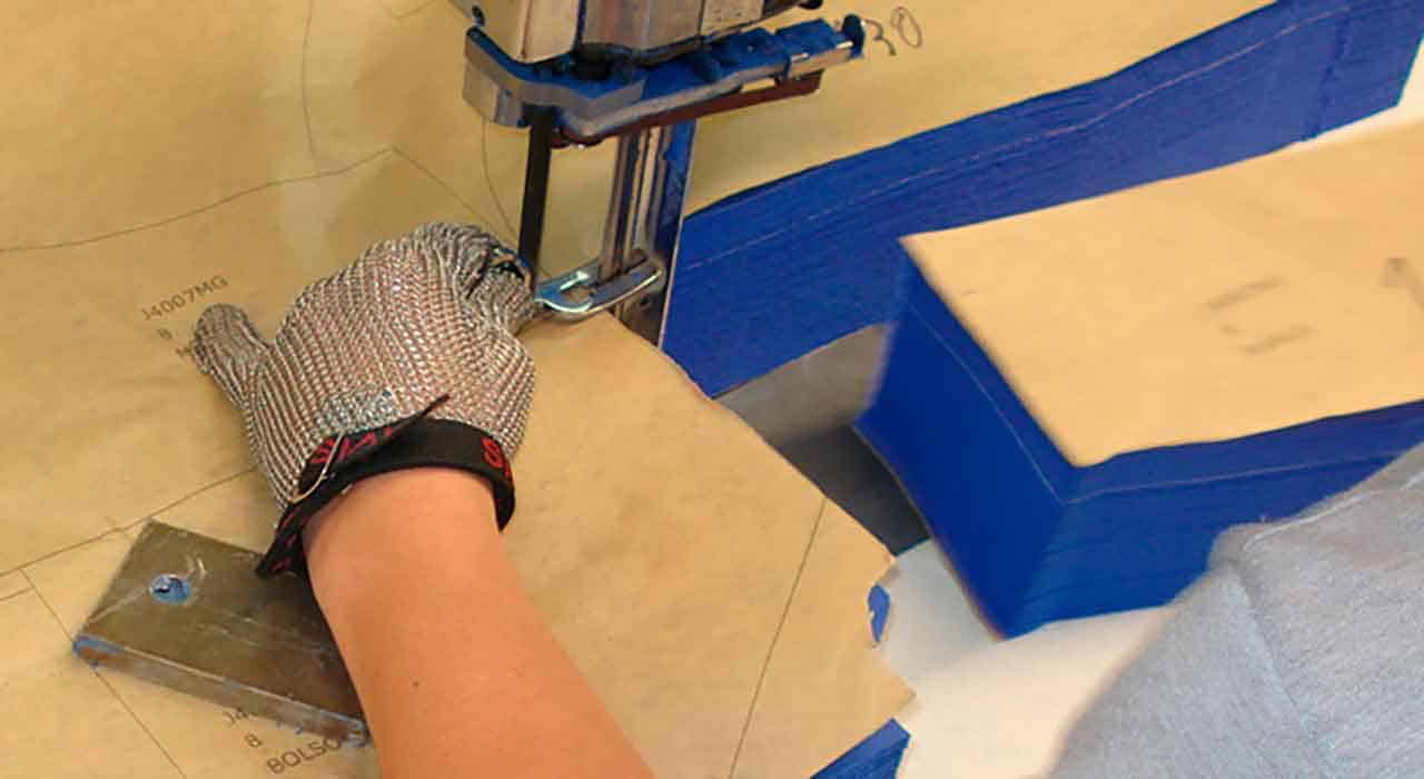 Раскрой ткани на промышленном оборудовании в закройном цехе Бишкек