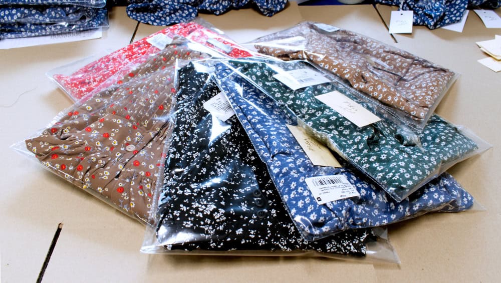 Упаковка и маркировка товара на швейном производстве перед отправкой на маркетплейс